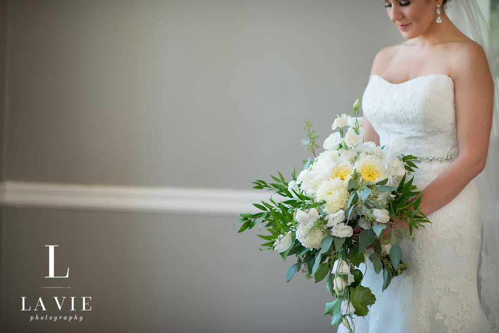 Calhoun Beach Club, LaVie Photography, white and green wedding flowers, summer wedding, indoor wedding, Minneapolis wedding, Minneapolis wedding venues, classy wedding colors, Calhoun Beach Club wedding florist, Minneapolis wedding florist, Minnesota wedding florist, Artemisia Studios